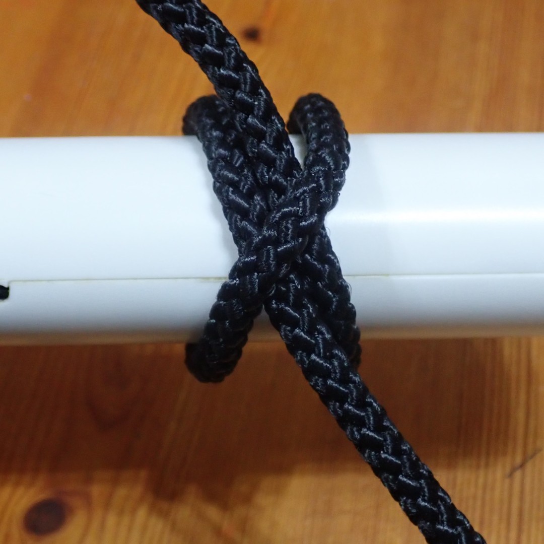PhilipMRussell1's tweet image. Knot of the Week: The Clove Hitch Quick to tie, easy to adjust, and very handy for fastening a rope to a post or rail. Brilliant for temporary jobs, though not always the knot to trust for heavy loads.
pmrsailing.blogspot.com/2026/03/knot-o…
#Sailing #Seamanship#LearningToSail #Knots