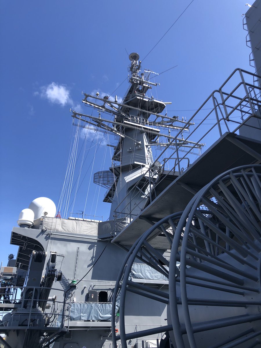 akibo33's tweet photo. １万トンバースに
掃海母艦：ぶんごの公開に。

いろいろ質問責めにした幹部の方、あとで見たら副長さんだった💦

帰りにNAのVRリミテッド？
大先輩だー

 #ロードスター乗りと繋がろう2026春 
 #広島みなとフェスタ
 #広島港 https://t.co/9qB4NeV1qh