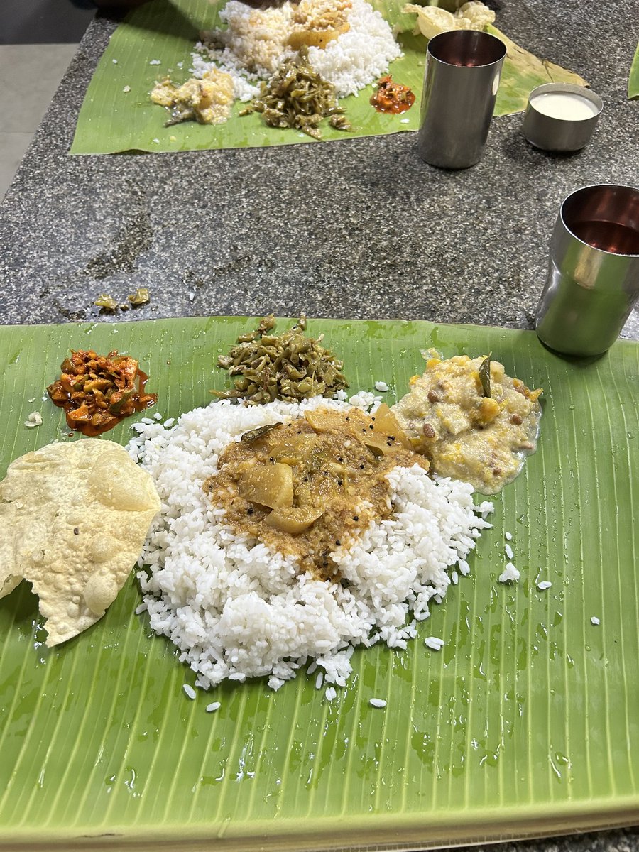 PantryCar's tweet image. Lunch Halt at Palakkad! 😊

At the famous Hotel Sri Hariharaputhra! 

As usual too busy. Payasam and special meals got over. 

At least my fav Mattan Olan and lip smacking  Maanga Kari was there ♥️♥️

#Palakkad #vegetarian #Foodie #SouthIndianFood #comfortfood