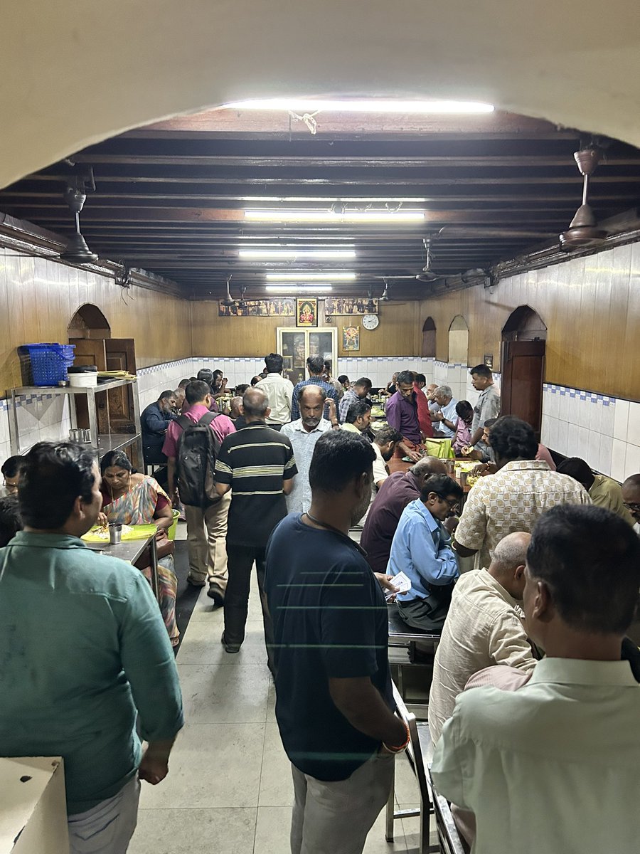 PantryCar's tweet image. Lunch Halt at Palakkad! 😊

At the famous Hotel Sri Hariharaputhra! 

As usual too busy. Payasam and special meals got over. 

At least my fav Mattan Olan and lip smacking  Maanga Kari was there ♥️♥️

#Palakkad #vegetarian #Foodie #SouthIndianFood #comfortfood