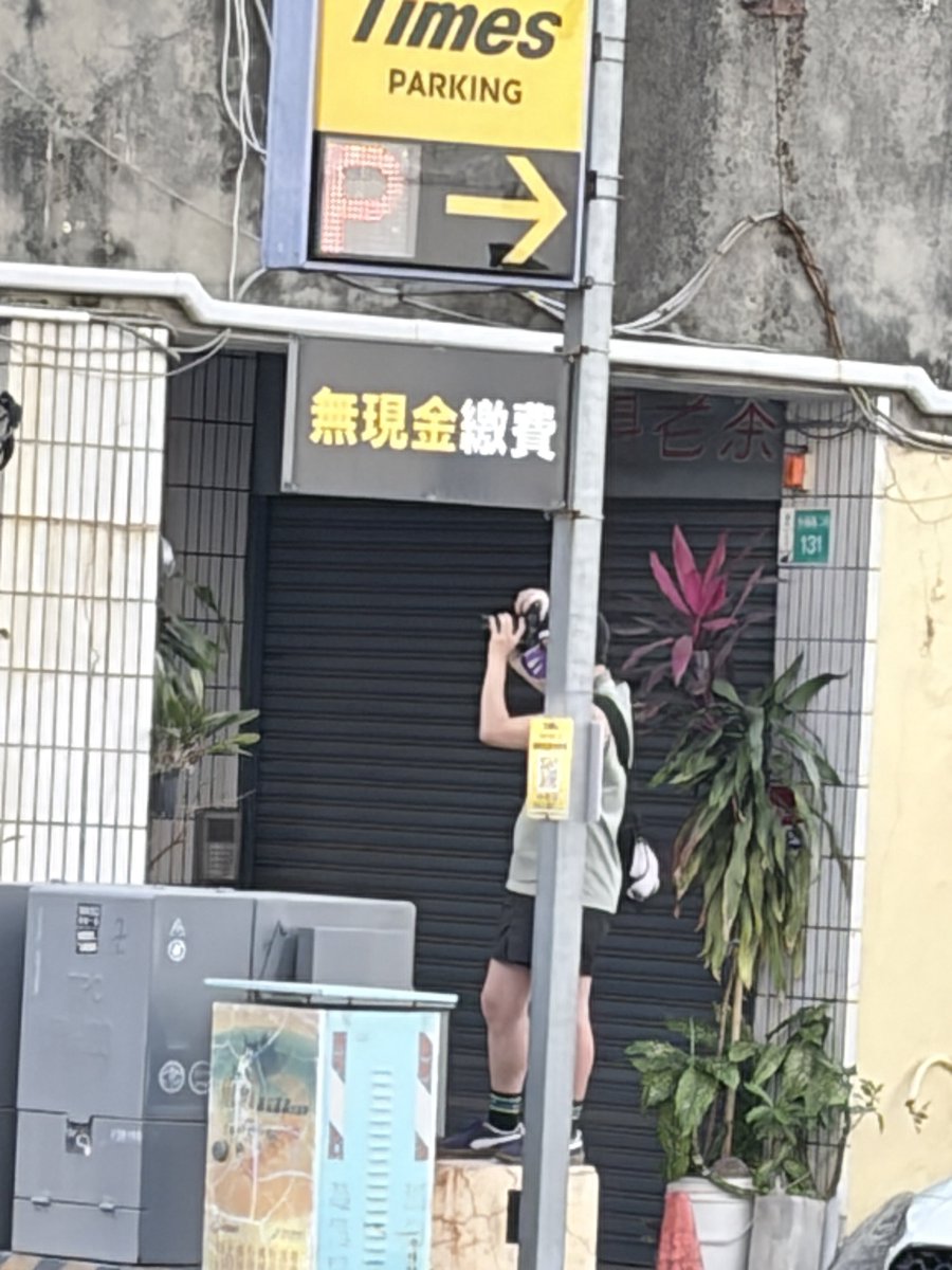 blahaj1024's tweet photo. 大家很敬業的走遊行，我走不到一半就跑餐廳吃牛肉湯了www
貓貓前輩很敬業一直跑來跑去拍照 https://t.co/zVcSa8sP1r
