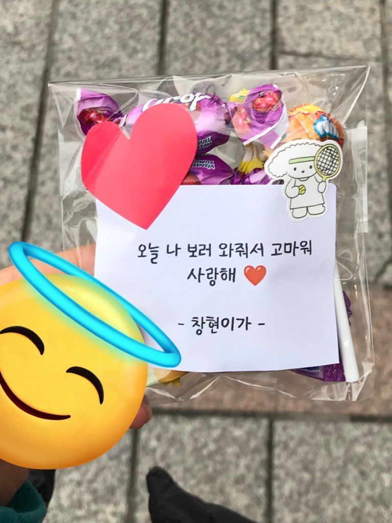 ttlover_'s tweet photo. 유창현 화이트데이 사건

휀걸들이 화이트데인데 사탕 달라고 하니까 씨익 웃더니 진짜로 개큰가방에 준비해온 사탕꾸러미를 꺼내 하나씩 나눠준 사건이다

너무너무 감동함 고마워요🥹🥹소녀가���
오빠밖에없다
#틴탑 #리키 https://t.co/qTnQpEx9uh