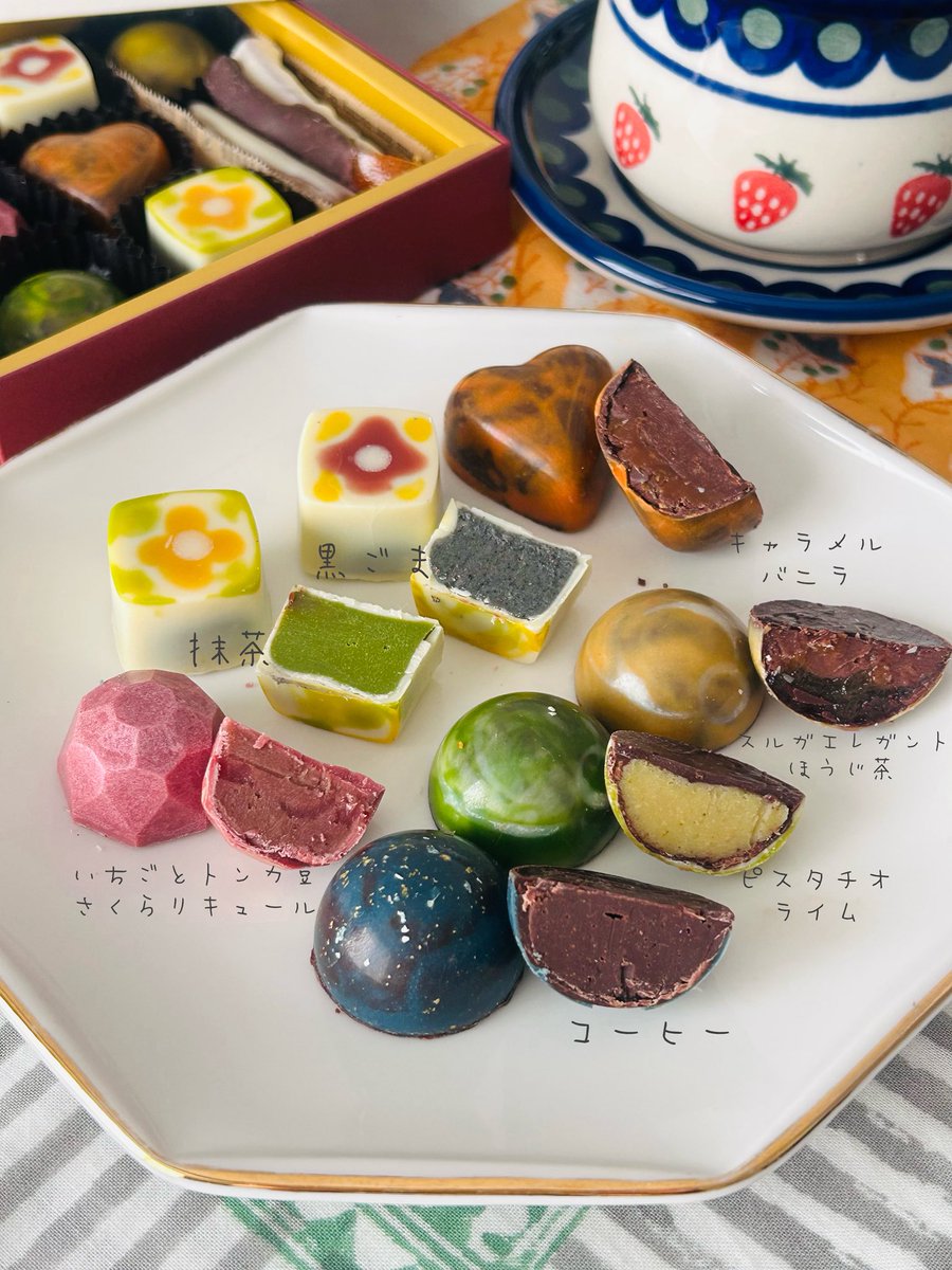 yotuba_kitchen's tweet photo. もはやバレンタイン通り越してホワイトデーですが、旦那さんへ💖
今年はボンボンショコラ7種とシトロネットを✨
レトロかわいいお花のデザイン可愛く出来ました〜！来年はピストレにチャレンジしてみたいな…
#お菓子作り　#cotta
#お菓子作り好きな人と繋がりたい https://t.co/h9Ew30biP5