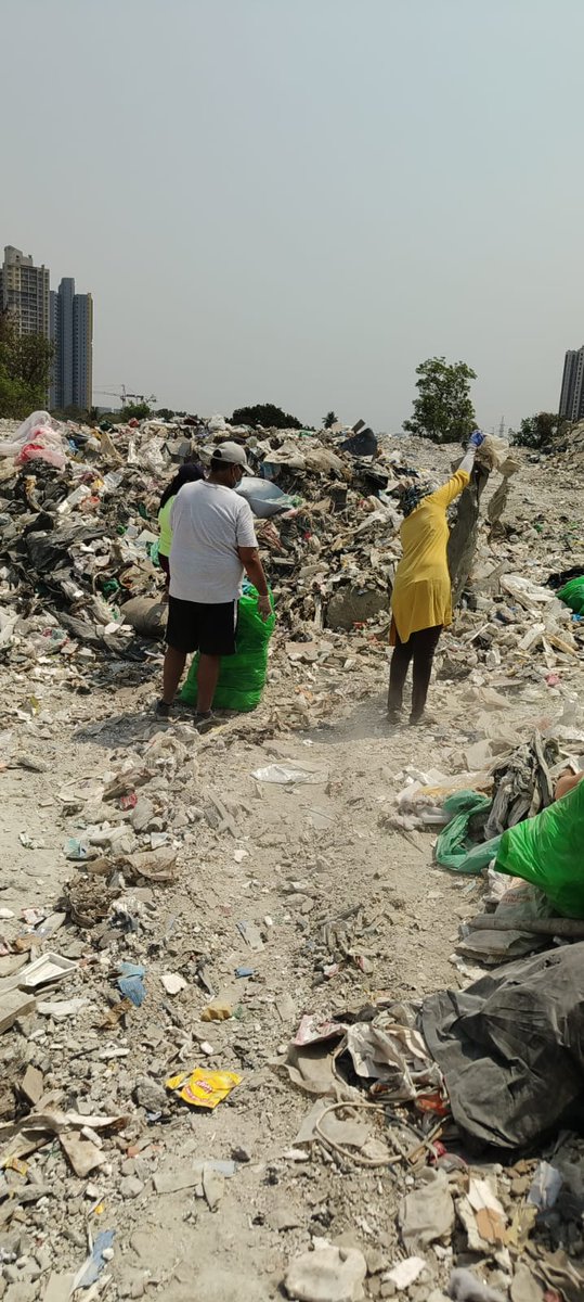 shyamkerkar's tweet photo. Mula tributary @ Mhalunge Rd in richest GP Hinjawadi is garbage &amp; sewage dump. @OfficialPMRDA with large budget for Mula, has put a board.  Volunteers under leadership of Mr Bokade, collected 100 bags garbage in 2 hrs,  part of 2 day effort @Dev_Fadnavis @PMOIndia @DoWRRDGR_MoJS https://t.co/mkh1Exmm5U
