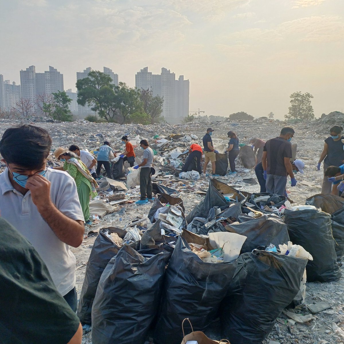 shyamkerkar's tweet photo. Mula tributary @ Mhalunge Rd in richest GP Hinjawadi is garbage &amp; sewage dump. @OfficialPMRDA with large budget for Mula, has put a board.  Volunteers under leadership of Mr Bokade, collected 100 bags garbage in 2 hrs,  part of 2 day effort @Dev_Fadnavis @PMOIndia @DoWRRDGR_MoJS https://t.co/mkh1Exmm5U