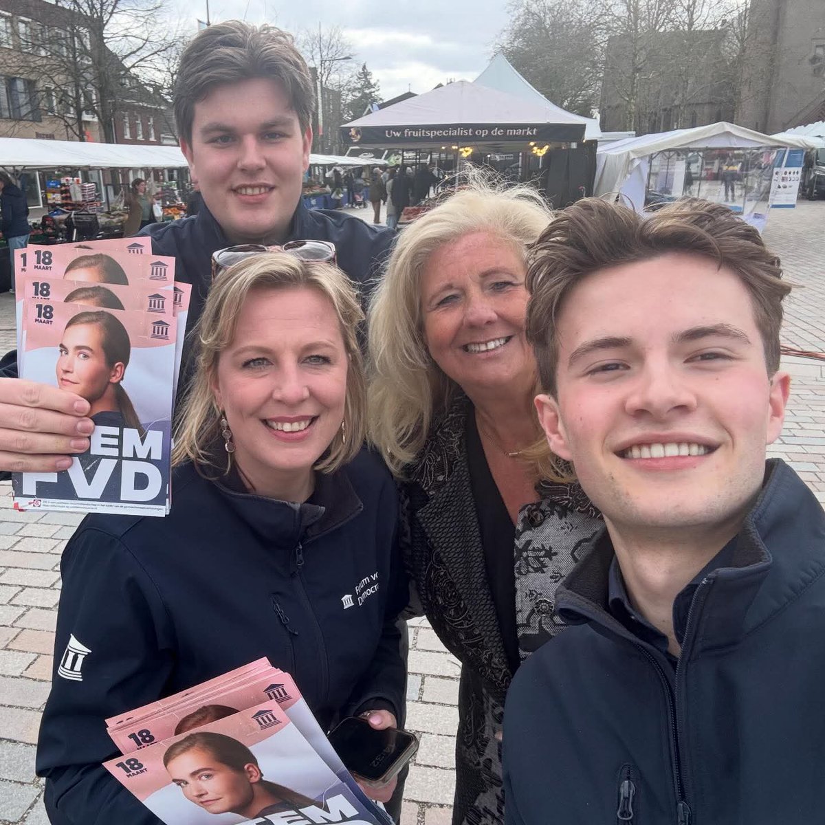 AccountVanCas's tweet photo. DONDERDAG OP DE MARKT IN VALKENSWAARD

Met een geweldig team geflyerd en veel inwoners gesproken. De reacties waren erg positief.

Woensdag 18 maart is het zover.
Ga stemmen en overtuig iedereen om hetzelfde te doen. Op naar een mooi resultaat!

Stem FVD Valkenswaard | 18 maart https://t.co/qEskXcdKkX