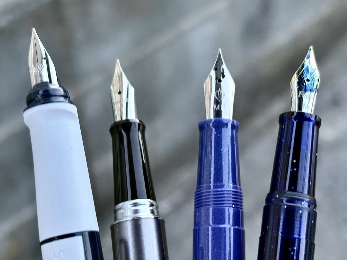 初めてPILOTのペンドクターに万年筆の調整をしていただきました🖋
予めお願いしていたペンは物理的に調整不能ということで、今のままの状態で付き合っていくことに😅
時間が余ったので、ちょっと気になる他のペンもみてもらいました。
書き味が渋かったペンも、すらすらり𓂃🖋✨

さすがプロの技✨