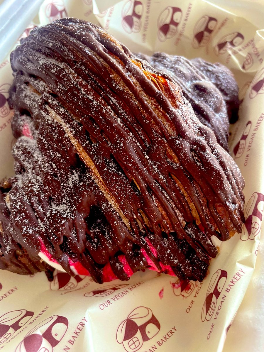 TaraTeacher1's tweet image. Essential Saturday: coffee, vegan delights and a whole load of nothing #singapore #vegan #bakery #food #veganfood