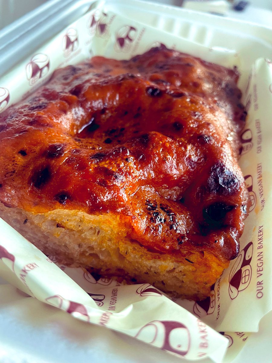 TaraTeacher1's tweet image. Essential Saturday: coffee, vegan delights and a whole load of nothing #singapore #vegan #bakery #food #veganfood