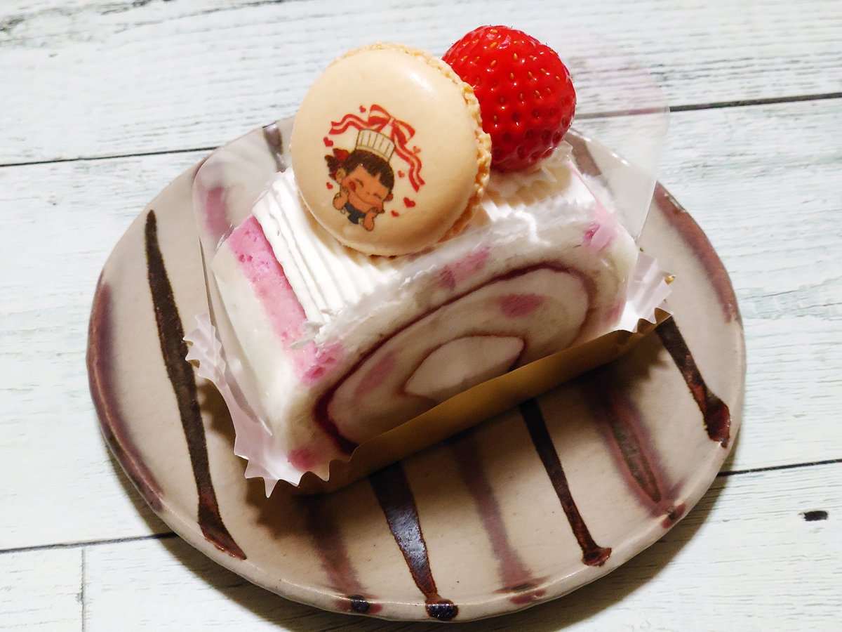 育成調理師専門学校高等課程×不二家 コラボスイーツ「いっしょに！Smile Switch！ベリーのフロマージュロール」（3月31日までの期間限定、全国の不二家洋菓子店）。「もうすぐ春♪」を思わせる、わくわく感あるかわいらしい見た目。とても甘そうなのに、おしゃれな味わいで、また食べたくなりました。