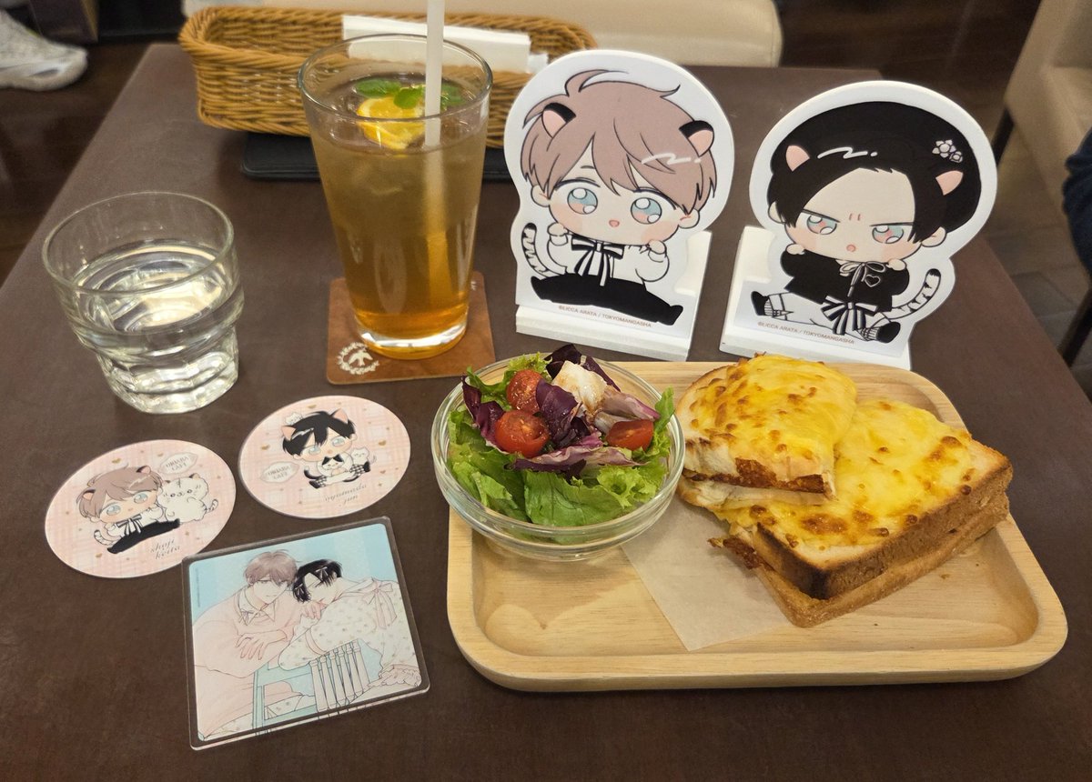 活動尾端趕來參觀六花老師的展覽
順便點餐聯名cafe飲料
贈送紙杯墊跟
加購的壓克力杯墊超美
咖啡廳佈置也超多可愛Q圖立牌
複製畫更不用說
每一幅掛出來都超美
期待老師能再來台灣玩舉辦活動
會繼續支持老師o(*///▽///*)q