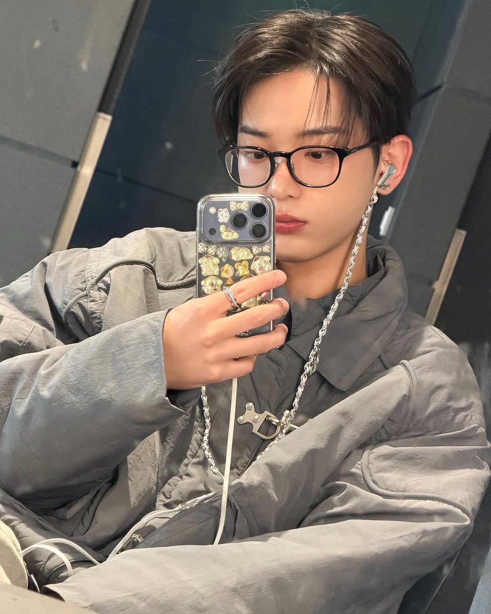 둘이 이어폰 같이 샀나봐 뭐야 이거