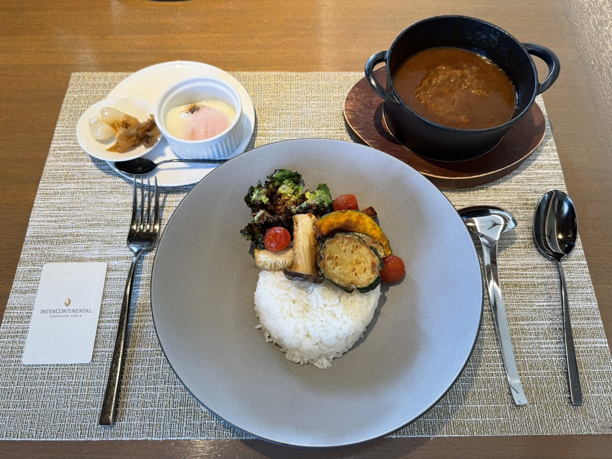 ninbunjah26's tweet photo. 平日ライトミールセット
¥5,000
①本日のスープ
②ハンバーグカレー 温泉卵添え
③本日のアイスクリームとフレッシュフルーツ
※コーヒーor紅茶が付きます
#IHG #pier8 #LARBOARD https://t.co/MoMtYDg5YQ