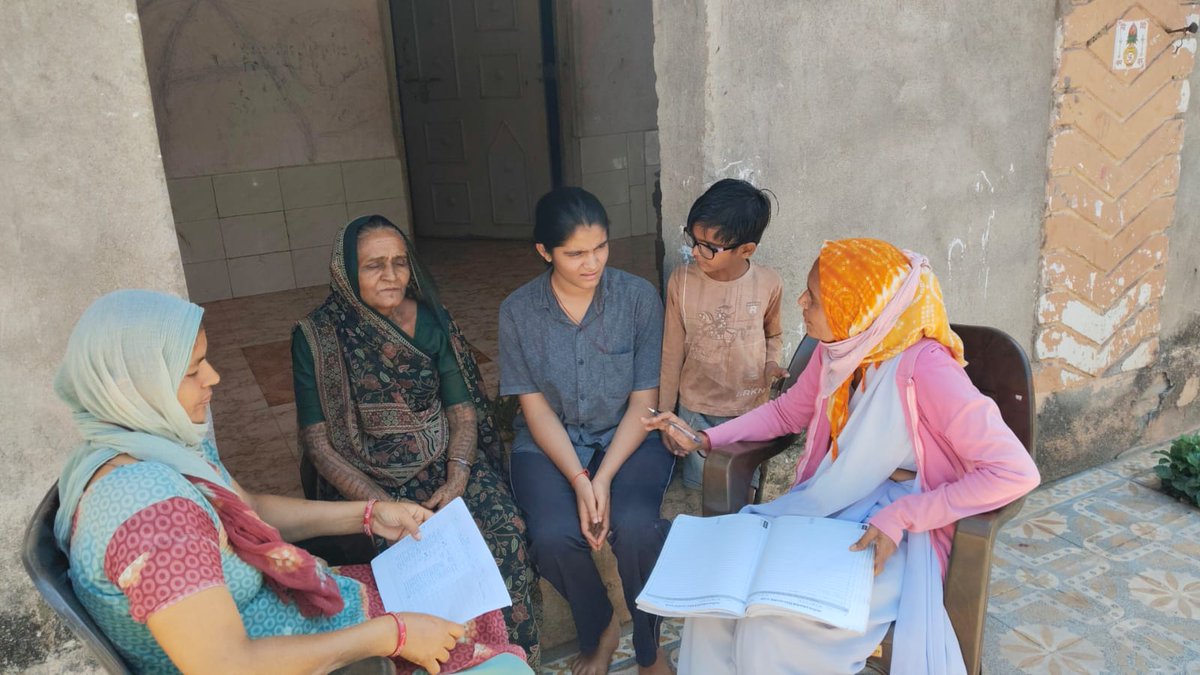 આજ રોજ આયુષ્ય‌‌‌માન આરોગ્ય મંદિર ચુલડી તેમજ સેજાના ગામમાં HPV -રસીકરણ અંતર્ગત આરોગ્ય સ્ટાફ દ્વારા ઘરે -ઘરે ૧૪ વર્ષની કિશોરીઓના માતા-પિતા અને ઘરનાસભ્યોની  મુલાકાત લેવામાં આવી અને HPV -રસીકરણ વિશે સાચી સમજુતી આપવામાં આવેલ તેમજ ગેરમાન્યતાઓ દુર કરી રસી અપાવવા માટે તૈયાર કરવામાં આવેલ.