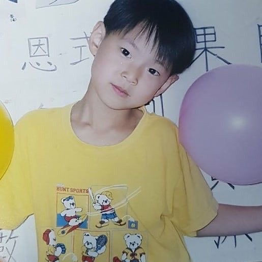 โดยองมีรูปตอนเป็นเบบี๋เยอะมากก แล้วหน้าตาน่ารักตั้งแต่เด็กเลย ถ้าตอนนั้นมีโซเชียลแบบตอนนี้นางอาจจะเป็นดาราเด็กแบบน้องแทฮาหลานนางได้เลย ออมม่าคงถ่ายรูปลงเช้าเย็นขนาดเมื่อก่อนต้องไปอัดรูปยังถ่ายรูปลูกชายไว้เยอะมากเลย 🥺🥺