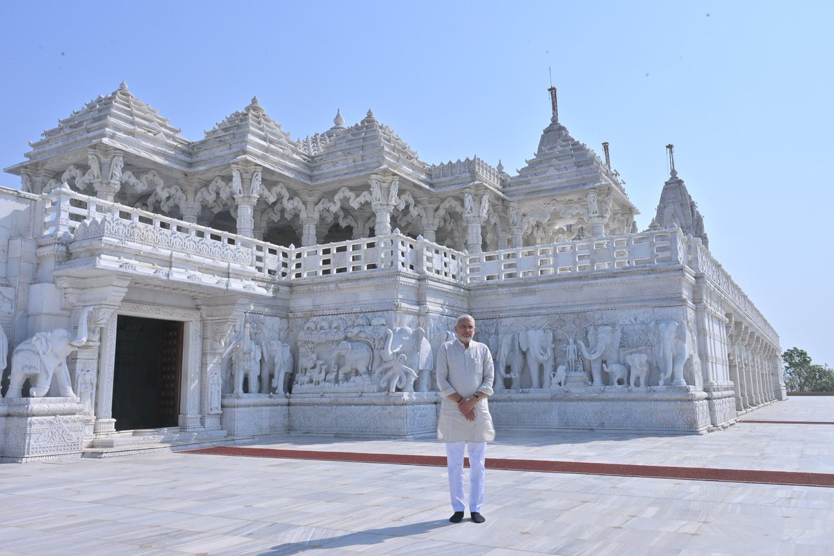 iJagdishBJP's tweet photo. આજની સવાર આધ્યાત્મિક ચેતનાના પાવન ધામમાં..

આજે ધરમપુર સ્થિત શ્રીમદ્ રાજચંદ્ર મિશનની મુલાકાત લઈ પરમ પૂજ્ય શ્રીમદ્ રાજચંદ્રજીના ચરણોમાં વંદન કરવાનું પરમ સૌભાગ્ય પ્રાપ્ત થયું.

આ પવિત્ર ભૂમિની દિવ્યતા અને અહીં વ્યાપ્ત અસીમ શાંતિનો અનુભવ મનને પ્રસન્નતા અને જીવનને ધન્યતા અર્પે છે. 

શ્રીમદ્ રાજચંદ્રજીના ઉચ્ચ આદર્શો અને પૂજ્ય ગુરુદેવશ્રી રાકેશજીના માર્ગદર્શન હેઠળ ચાલતી માનવ સેવા અને સાધનાની પ્રવૃત્તિઓ ખરેખર પ્રેરણાદાયી છે.