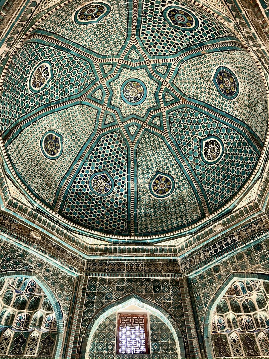 GlobeTucker92's tweet photo. L’intérieur des monuments en Ouzbékistan  c’est incroyable 😍 https://t.co/OEY9DmdLyh