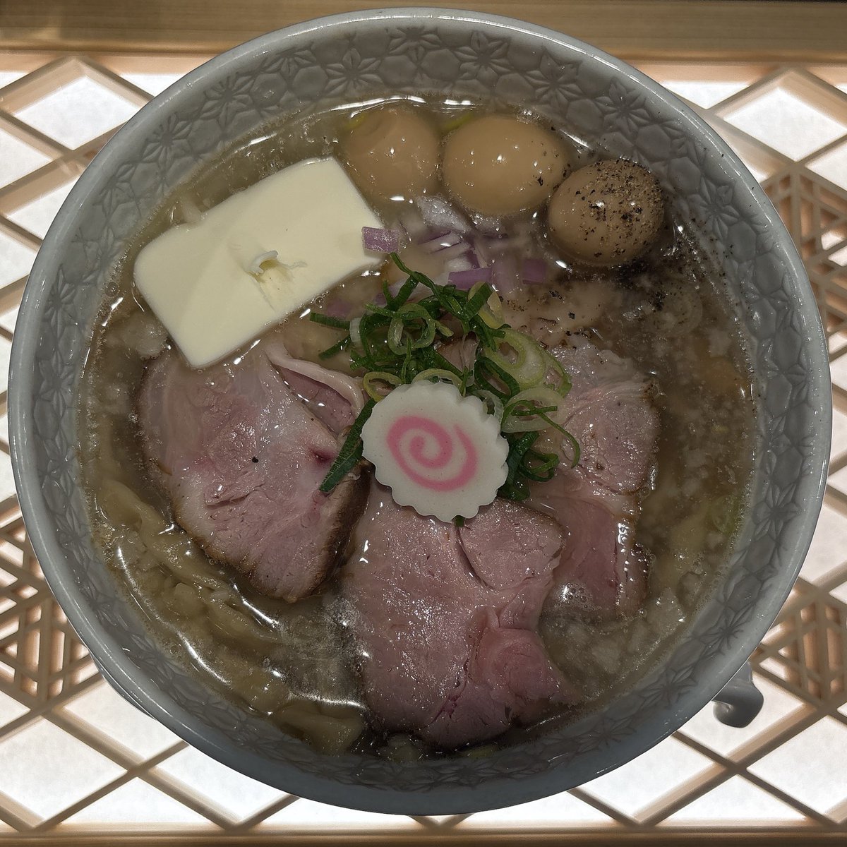 中華そば 炎(<a href="/homura20251006/">自家製麺　煮干し中華そば　にぼ福</a> )

限定
アサリとカルピスバターの塩中華そば

昔からの常連にとってはもはや馴染みのアサリ×カルピスバター
背脂も入って、麺の強さに負けないバランス。
炎でも美味しくいただきました😋