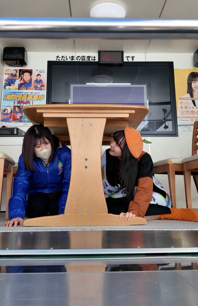 nanaha_mrt's tweet photo. #JA共済アンバサダー 🍊

JA松山市本所にて行われた
防犯・防災フェスタに行ってきたよ🚒

朝からたくさんの方が集まっていて
消防車やパトカー、自衛隊車を間近で見学できたり
制服体験ができたり😳✨

私たちの生活の安心と安全を守ってくれているお仕事に触れられる機会でした！

いつ起こるかわからない災害に備えて、
災害が起こった時のことをどれだけ考えて備えられるかがとても大切。
地震体験車で実際の揺れを体感したり
防災特化型キッチンカーで炊き出しをいただいたり。
このようなイベントだからこそ体験できるブースがたくさんありました！！

避難時の"食"問題は想像以上に複雑で
健康上の理由で同じ釜の飯を全員が食べられるとは限らない中で、なるべく多くの方に食を届けられるようにという想いのもと作られたキッチンカーだそうです🚚

産直市には新鮮で美味しい春の野菜がずらり✨
飲食ブースも賑わっていました！！

24さい、マスコットカーにも乗りました🚗笑

楽しく学び、体験して備えられるイベントでした🙌

ありがとうございました！！

#JA共済の地域貢献活動 #PR
#JA共済 #イベント情報