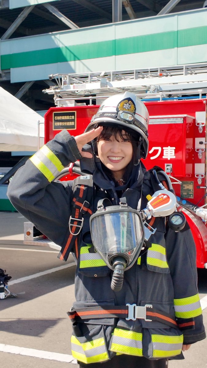 nanaha_mrt's tweet photo. #JA共済アンバサダー 🍊

JA松山市本所にて行われた
防犯・防災フェスタに行ってきたよ🚒

朝からたくさんの方が集まっていて
消防車やパトカー、自衛隊車を間近で見学できたり
制服体験ができたり😳✨

私たちの生活の安心と安全を守ってくれているお仕事に触れられる機会でした！

いつ起こるかわからない災害に備えて、
災害が起こった時のことをどれだけ考えて備えられるかがとても大切。
地震体験車で実際の揺れを体感したり
防災特化型キッチンカーで炊き出しをいただいたり。
このようなイベントだからこそ体験できるブースがたくさんありました！！

避難時の"食"問題は想像以上に複雑で
健康上の理由で同じ釜の飯を全員が食べられるとは限らない中で、なるべく多くの方に食を届けられるようにという想いのもと作られたキッチンカーだそうです🚚

産直市には新鮮で美味しい春の野菜がずらり✨
飲食ブースも賑わっていました！！

24さい、マスコットカーにも乗りました🚗笑

楽しく学び、体験して備えられるイベントでした🙌

ありがとうございました！！

#JA共済の地域貢献活動 #PR
#JA共済 #イベント情報