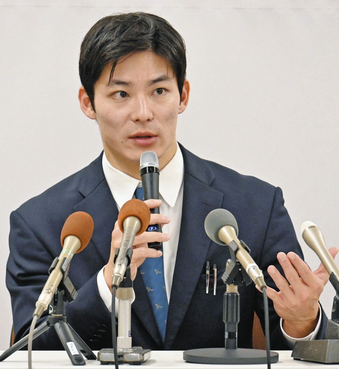 一個多月前我說了這一位35歲的無黨籍新人石田嵩人,他以微弱優勢贏得一場補選,成為日本現任知事中最年輕的一位。他在選舉中主打反對大量移民的立場 ...