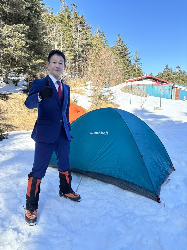 SADAのオーダースーツで鳳凰山に挑戦中。夜叉神から入り、南御室小屋に到着。こちらのテント場に、整地をして、テントを張りました。明日は暗いうちに出発なので、スーツのまま寝る予定。明日、シワになっていないことを祈りましょう(^^)