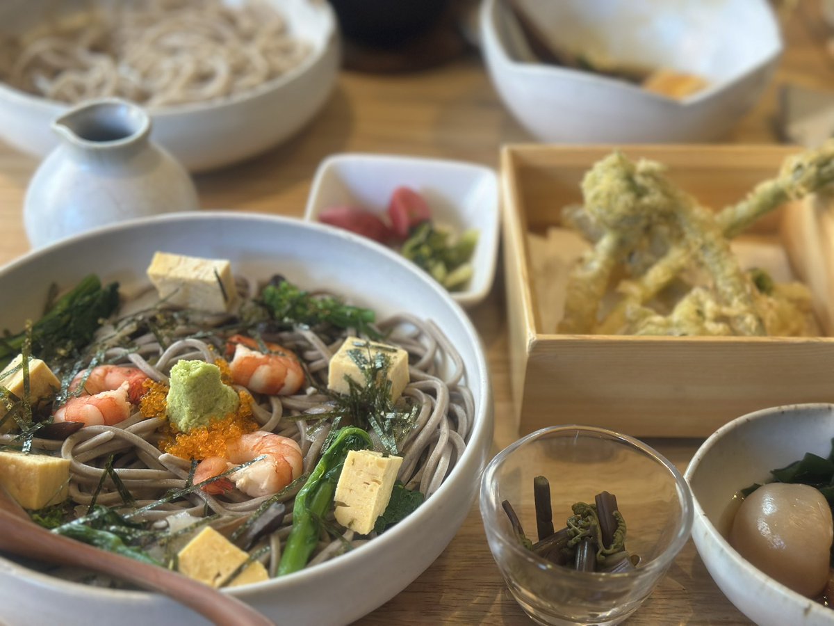 nanami_tabelog's tweet photo. #やまがた女子蕎麦 の企画で、
今日は東京代々木の山形蕎麦茶寮 月の山 さんでランチ🍽
太くパツパツとしたお蕎麦に山形を感じながら、春の山菜天ぷらや筍、玉こんにゃくの小鉢もついて大満足でした🥹
思わず山形の日本酒も頼んでしまう🍶 https://t.co/wWWom7MYl4