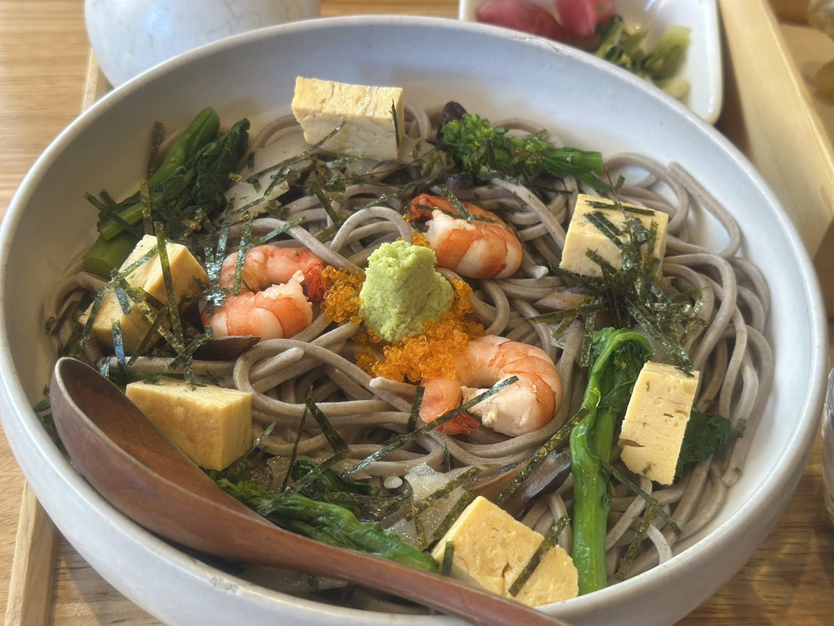 nanami_tabelog's tweet photo. #やまがた女子蕎麦 の企画で、
今日は東京代々木の山形蕎麦茶寮 月の山 さんでランチ🍽
太くパツパツとしたお蕎麦に山形を感じながら、春の山菜天ぷらや筍、玉こんにゃくの小鉢もついて大満足でした🥹
思わず山形の日本酒も頼んでしまう🍶 https://t.co/wWWom7MYl4