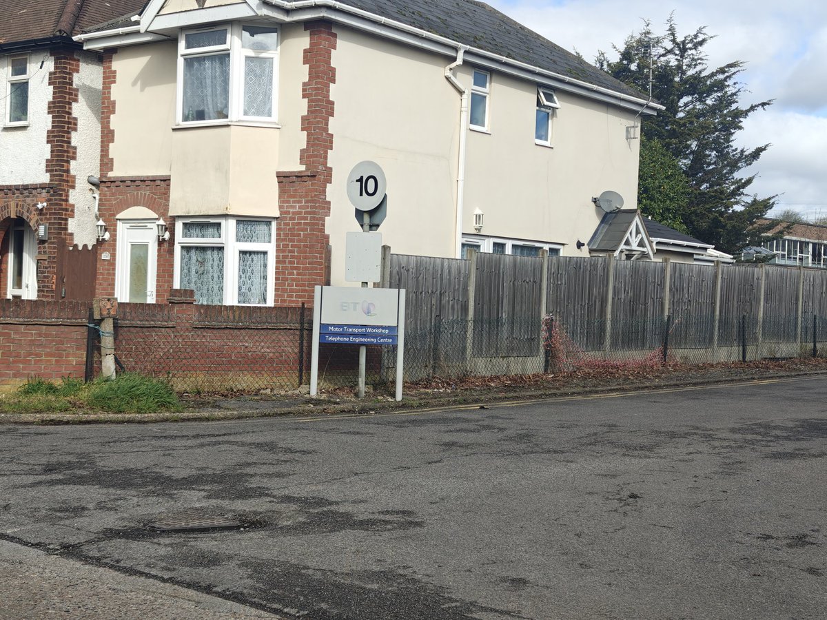 ColCivicSociety's tweet photo. 1/2
#SeenReportedSorted 
A long  abandoned #LoneCone and a couple of black bags that had been lingering for a few weeks on Cowdray Avenue,  were swiftly removed after we reported them online to the City Centre Neighbourhood Team @yourcolchester.

Thanks guys... https://t.co/kZiQNSgD7p