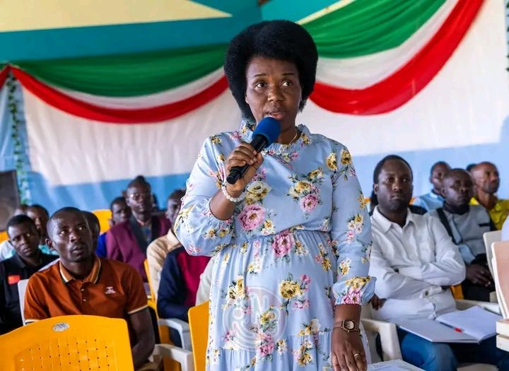 MagazineJimbere's tweet photo. 👩‍🏫 Face au manque d’enseignants, la @BujaProv2025 s’appuie sur près de 3 100 enseignants bénévoles, selon François Havyarimana ministre de @MENRS4 lors d’une visite auprès des directeurs communaux de l’#éducation de #Cibitoke, #Bukinanyana et #Mugina. La commune de Mugina compte 371 bénévoles, suivie de Bukinanyana avec 322, et certaines écoles ont plus de bénévoles que d’enseignants payés par l’État

🪑 Le ministre a demandé de signaler rapidement les abandons de poste pour faciliter les remplacements. Il a aussi annoncé un budget annuel de 18 milliards BIF pour l’achat de bancs scolaires, chaque commune ayant déjà reçu 100 millions BIF, avec 13,5 milliards supplémentaires prévus. Il a rappelé que l’administrateur communal dirige le secteur éducatif au niveau local, tandis que le ministère de l’Éducation reste responsable des programmes et de la pédagogie

#Burundi #Jimbere