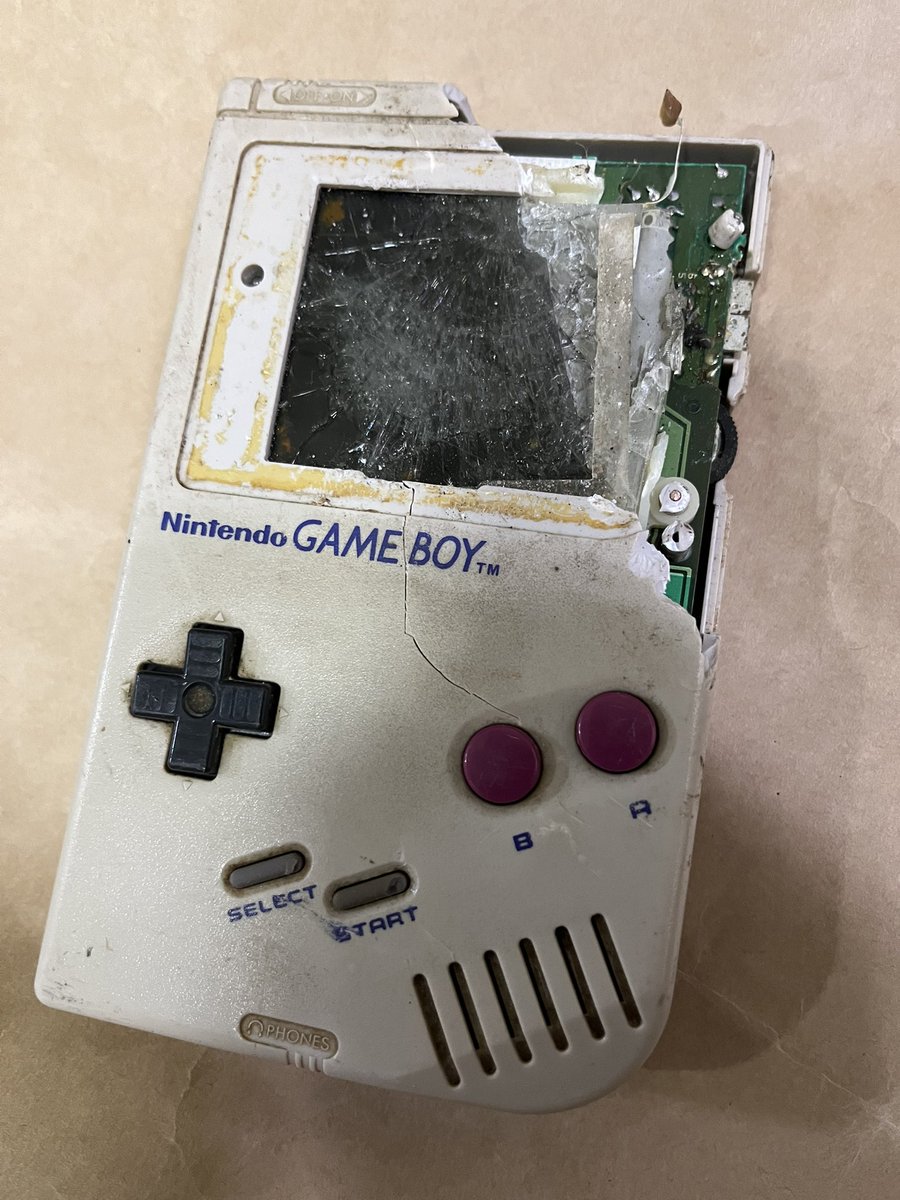 半壊しているGB本体を入荷しました。 どういう経緯でこうなってしまったのかはわかは分かりませんが、 ゲームで出てくるオーパーツの様でなんだかカッコいいと思いましたw(アキ山)