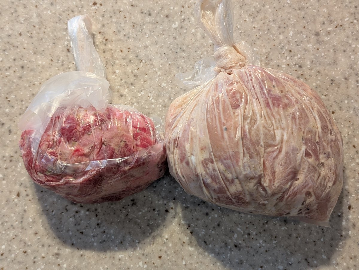 Q:
CGアーティストが、土曜の仕事中。レンダリング待ちにやることと言えば？

A:
そう。明日のピクニック用の、ケバブ肉の仕込みだね🤣👍✨
チキンとビーフの両方だよ！クミンは、レシピよりも増々にしたので、クミンの香りがほんのりする状態で、仕事に戻るよ！🥹