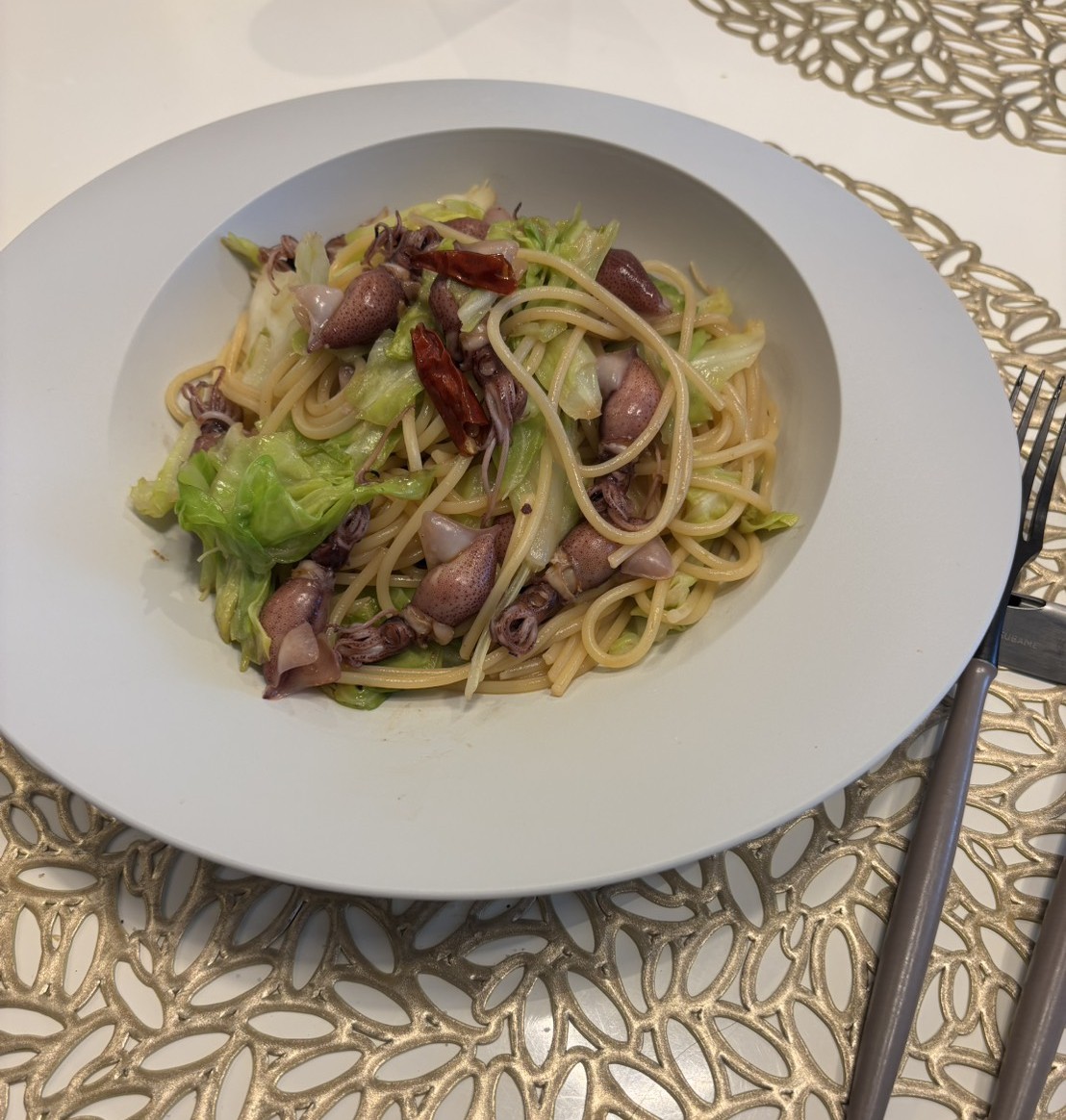 365日お酢料理
酢モークビネガーでホタルイカと春キャベツのパスタ。
料理の仕上がりから、お酢を選ぶより素材に合わせてお酢を選ぶほうが美味しい！ホタルイカがスモークされてたら、最高だもの。