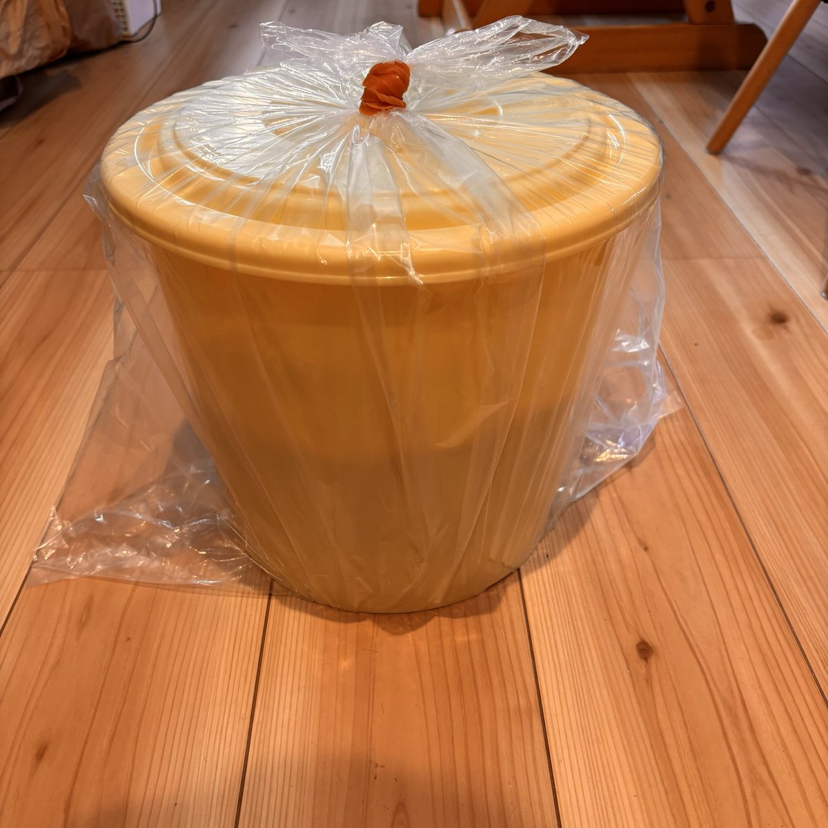 mroadriver1891's tweet photo. 隣町で味噌屋さんが教えてくれる味噌づくり講座をやっていたので、参加させていただきました！
ネットで味噌づくりキットを買って作った事はあるのですが、対面で教えてもらいながら作るのは理解が深まりますね！

一年寝かせるそうですが、どんな味噌に仕上がるか楽しみです！ https://t.co/qgs4xBb5Tk