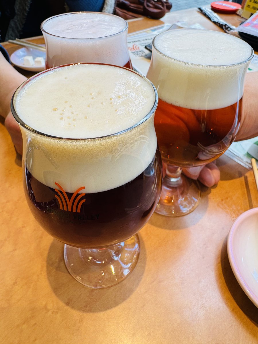 traintrain2142's tweet photo. 兵庫1泊2日��旅
とりあえず🐶と🎩筆頭おめでとうってことで駆けつけ1杯🤣

赤味噌ラガーって興味本位で飲んだけど割といける口😇 https://t.co/sxWoAERix3