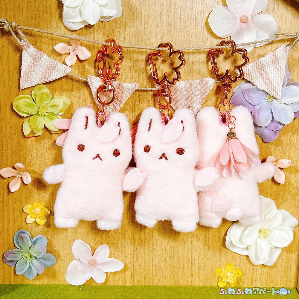 【森ノ宮店 #桜フェス11🌸】

ふわふわアパートさん(<a href="/fuwaapa/">フーライ☁️ふわふわアパート</a> )

春の『桜に染まった』まな板うさぎさんとぬこさんです。
新作は可愛い缶ケース。貼ってはがせるステッカー入りです🌸

手縫いマスコットはピンクのボディに花びらをくっつけたかわいい子です。

🌟3/20 13時〜通販開始！
#はこみっつ