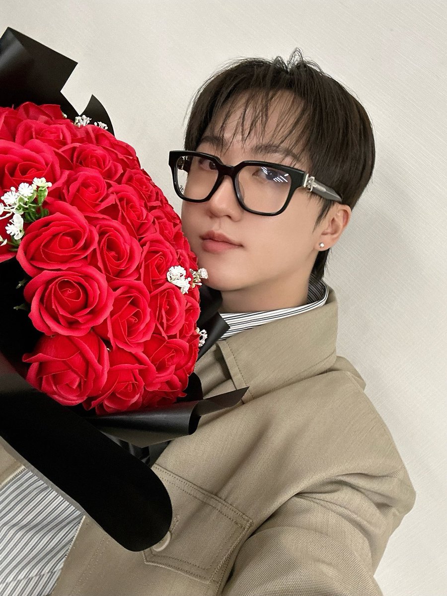 yslcheol's tweet photo. happy white day from stray kids 💐 https://t.co/EgEIRrXuIE