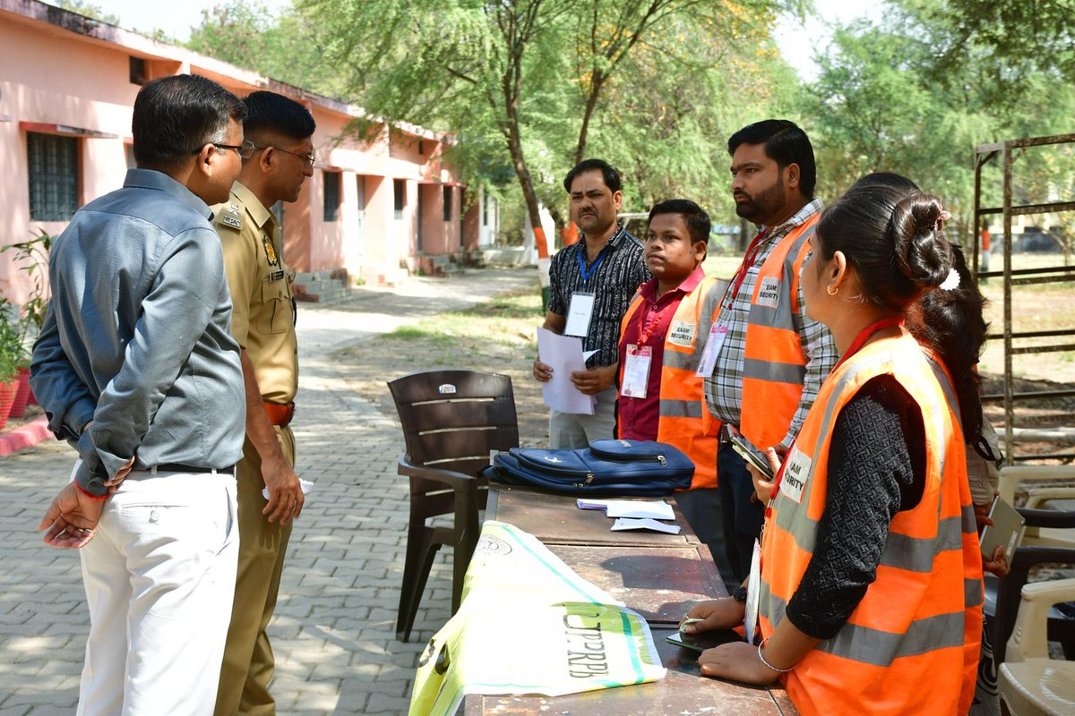 lalitpurpolice's tweet photo. #DMLTP श्री सत्य प्रकाश व #SPLTP @IPSMdMustaque द्वारा उ0नि0 भर्ती परीक्षा के दौरान परीक्षा केन्द्र राजकीय बालिका इंटर कालेज का भ्रमण कर सुरक्षा व्यवस्था का जायजा लिया गया तथा ड्यूटी में लगे अधि0/कर्म0गण व पुलिस बल को आवश्यक दिशा-निर्देश दिए गए । @Uppolice @adgzonekanpur https://t.co/dp6Sv9o4OT