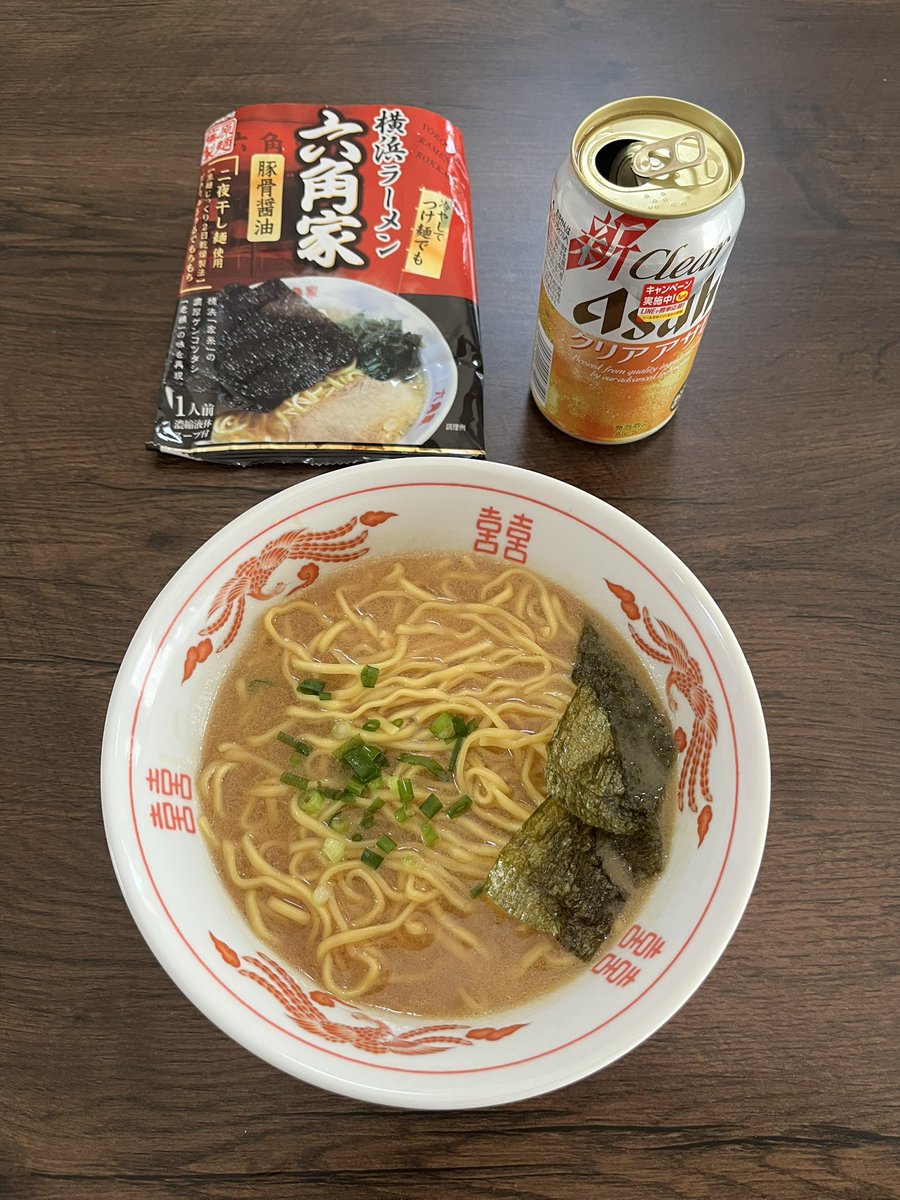 steal_51's tweet photo. 藤原製麺の横浜ラーメン六角家。袋ラーメンとは思えないほど、レベルの高い家系ラーメン。変にギフト系のラーメン食うより、遥かに美味い。細麺だけど、福岡人なので全然いいよ。
#ラーメン #家系ラーメン #袋ラーメン #六角家 #藤原製麺 https://t.co/PkkDalsH9a