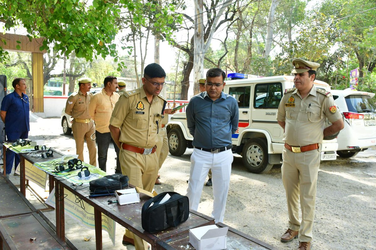 lalitpurpolice's tweet photo. #DMLTP श्री सत्य प्रकाश व #SPLTP @IPSMdMustaque द्वारा उ0नि0 भर्ती परीक्षा के दौरान परीक्षा केन्द्र राजकीय इंटर कालेज का भ्रमण कर सुरक्षा व्यवस्था का जायजा लिया गया तथा ड्यूटी में लगे अधि0/कर्म0गण व पुलिस बल को आवश्यक दिशा-निर्देश दिए गए । @Uppolice @adgzonekanpur @rangejhansi https://t.co/Fy5dMtKudK