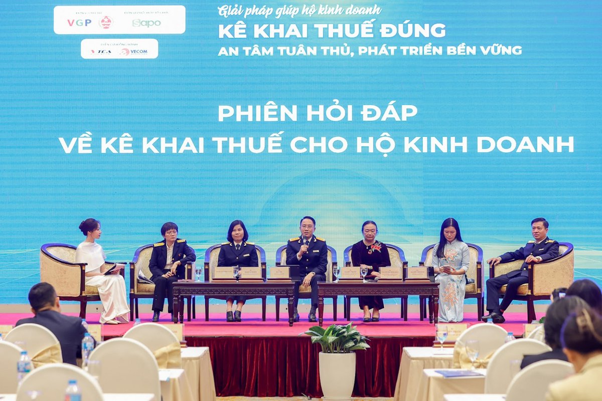 DungPhapLy's tweet photo. 📷 TÓM TẮT CÂU HỎI VÀ TRẢ LỜI TẠI HỘI THẢO
“GIẢI PHÁP GIÚP HỘ KINH DOANH KÊ KHAI THUẾ ĐÚNG, AN TÂM TUÂN THỦ, PHÁT TRIỂN BỀN VỮNG”
Dưới đây là những câu hỏi rất thực tế của hộ kinh doanh (HKD), cá nhân kinh doanh (CNKD) liên quan đến việc chuyển từ thuế khoán sang tự kê khai theo Nghị định 68.
📷 HKD, CNKD cần chuẩn bị gì khi bắt đầu kê khai thuế?
Trả lời
Hộ kinh doanh cần thực hiện các bước sau:
Bước 1: Kiểm tra tài khoản thuế điện tử
•Đã có tài khoản chưa
•Tài khoản còn hoạt động không
•Thông tin đăng ký HKD/CNKD đã chính xác chưa
Bước 2: Thực hiện ghi nhận sổ sách kế toán
Có thể thực hiện theo:
•Mẫu sổ kế toán theo Thông tư 152
•hoặc sử dụng phần mềm hỗ trợ kế toán
Bước 3: Thực hiện kỳ kê khai thuế đầu tiên
•Hạn nộp tờ khai đầu tiên: 20/04/2026
Bước 4: Nộp thuế (nếu phát sinh nghĩa vụ)
•Có thể nộp thuế online 24/7
📷 Doanh thu năm 2026 kê khai cao hơn năm 2025 khoán có bị truy thu không?
Trả lời
Theo Nghị định 68:
📷 Doanh thu hộ kinh doanh kê khai trong năm 2026 không được dùng làm căn cứ để điều chỉnh lại doanh thu khoán năm 2025.
Nói cách khác:
•Dù doanh thu 2026 cao hơn 2025
•Cũng không tự động bị truy thu lại thuế khoán năm 2025.
Tuy nhiên trên thực tế đã từng có một số trường hợp bị truy thu. Nguyên nhân không phải do quy định mới mà vì:
•Trước đây doanh thu thực tế cao hơn rất nhiều so với doanh thu khoán
•Nhưng hộ kinh doanh không gửi tờ khai điều chỉnh cho cơ quan thuế.
Ví dụ:
•doanh thu khoán: 5 tỷ
•doanh thu thực tế: 20 – 30 tỷ
Khi cơ quan chức năng phát hiện, có thể:
•bị truy thu thuế
•thậm chí xem xét hành vi trốn thuế.
Tinh thần của chính sách mới là hướng tới công bằng và minh bạch.
📷 Bán hàng trên sàn, doanh thu trên 3 tỷ và sàn đã khấu trừ thuế thì có cần kê khai nữa không?
Trả lời
Theo quy định mới của pháp luật thuế TNCN:
Nếu doanh thu trên 3 tỷ/năm, HKD phải tính thuế theo phương pháp:
(Doanh thu – Chi phí) × Thuế suất 17%
Trường hợp bán hàng trên sàn thương mại điện tử có chức năng thanh toán:
•Sàn sẽ khấu trừ và nộp thuế thay
•HKD không phải kê khai và nộp thuế lại phần doanh thu đó trong kỳ.
Tuy nhiên:
📷 Cuối năm, nếu tổng doanh thu cả năm vượt 3 tỷ, hộ vẫn phải quyết toán thuế TNCN.
Về bảng kê hàng tồn kho
•Nếu hàng không có hóa đơn chứng từ hợp lệ → phải lập bảng kê tồn kho
•Nếu có đầy đủ hóa đơn chứng từ → không cần nộp bảng kê tồn kho.
📷 Doanh thu đầu năm dưới 3 tỷ nhưng cuối năm vượt 3 tỷ có phải đổi phương pháp tính thuế ngay không?
Trả lời
Không.
Nếu đầu năm ước tính doanh thu dưới 3 tỷ và áp dụng phương pháp:
Doanh thu × thuế suất
nhưng cuối năm doanh thu vượt 3 tỷ, thì:
📷 vẫn giữ nguyên phương pháp tính thuế trong năm đó.
Việc chuyển sang phương pháp:
(Doanh thu – Chi phí) × thuế suất
sẽ được áp dụng từ năm sau.
📷 Năm 2025 doanh thu trên 3 tỷ nhưng năm 2026 dưới 3 tỷ thì áp dụng phương pháp nào?
Trả lời
Năm 2026 là năm đầu chuyển từ thuế khoán sang kê khai, nên:
📷 phương pháp tính thuế không căn cứ vào doanh thu 2025
mà căn cứ vào doanh thu thực tế của năm 2026.
Nếu năm 2026:
•doanh thu dưới 3 tỷ
thì có thể áp dụng:
Doanh thu × thuế suất
Ngoài ra, nếu doanh thu từ 500 triệu – dưới 3 tỷ thì HKD vẫn có thể tự lựa chọn phương pháp
(Doanh thu – Chi phí) × thuế suất
tùy theo tình hình thực tế kinh doanh.
📷 Kinh doanh quần áo doanh thu trên 3 tỷ thì chi phí nào được tính hợp lệ?
Trả lời
Các chi phí hợp lệ gồm:
•Giá vốn hàng hóa
•Chi phí kho, kệ bán hàng
•Chi phí thuê nhân viên
•Chi phí quảng cáo
•Chi phí phục vụ hoạt động kinh doanh
Điều kiện để chi phí được chấp nhận:
📷 Có liên quan đến hoạt động kinh doanh
📷 Có hóa đơn chứng từ hợp lệ
Ví dụ:
• Hàng mua vào phải có hóa đơn đầu vào
• Hàng mua từ nông, lâm, thủy sản phải có bảng kê mua hàng
Ngoài ra:
📷 Khoản chi từ 5 triệu đồng trở lên phải thanh toán không dùng tiền mặt.
📷 Bán hàng trên nhiều kênh (cửa hàng, Facebook, TikTok, Shopee) thì kê khai doanh thu thế nào?
Trả lời
Doanh thu được chia làm hai nhóm:
1. Sàn TMĐT có chức năng thanh toán
•Sàn khấu trừ và nộp thuế thay
•HKD không phải kê khai phần doanh thu này
2. Bán trực tiếp hoặc sàn không có thanh toán
•HKD tự kê khai phần doanh thu này
Cuối năm:
📷 tổng hợp tất cả doanh thu để xác định nghĩa vụ thuế.
📷 Hàng bán trên Shopee, TikTok bị trả lại và bị hư hỏng thì xử lý thế nào?
Trả lời
Về hóa đơn:
•Nếu đã xuất hóa đơn → phải điều chỉnh giảm hóa đơn
Về hàng hóa hư hỏng:
•Lập biên bản xác nhận hàng hư hỏng để làm căn cứ ghi nhận chi phí.
📷 Đã nộp bảng kê tồn kho năm 2025 thì năm 2026 có phải nộp lại không?
Trả lời
Theo quy định mới:
•Nếu hóa đơn đầu vào đầy đủ → không cần nộp bảng kê tồn kho
•Nếu không có hóa đơn đầy đủ → phải nộp bảng kê tồn kho ở kỳ kê khai đầu tiên.
📷 Hộ kinh doanh có bắt buộc mở tài khoản ngân hàng riêng không?
Trả lời
Hộ kinh doanh có thể:
•sử dụng tài khoản cá nhân hiện có
nhưng cần:
•thông báo với cơ quan thuế rằng tài khoản đó dùng cho hoạt động kinh doanh.
Ngoài ra:
•cần thông báo cho khách hàng khi thanh toán
•tránh nhầm lẫn với các giao dịch cá nhân.
📷📷 Bảng kê tồn kho nộp ở đâu và khi nào?
Trả lời
Nếu phải nộp bảng kê tồn kho:
•nộp kèm tờ khai thuế
Ví dụ:
•kê khai tháng → hạn 20/04/2026
•kê khai quý → hạn 30/04/2026 (có thể gia hạn đến 04/05/2026).
📷📷 Phí vận chuyển thu hộ có phải xuất hóa đơn không?
Trả lời
Nếu phí vận chuyển chỉ là thu hộ đơn vị vận chuyển thì:
•không tính vào doanh thu của HKD
•HKD chỉ xuất hóa đơn cho giá trị hàng hóa bán ra
Còn:
📷 đơn vị vận chuyển phải xuất hóa đơn cho phần phí vận chuyển.
📷📷 Hộ kinh doanh dưới 500 triệu nhưng quý 4 vượt 500 triệu thì kê khai thế nào?
Trả lời
Khi doanh thu cộng dồn trong năm vượt 500 triệu:
📷 phải kê khai doanh thu từ đầu năm đến quý đạt ngưỡng chịu thuế.
Sau đó không cần kê khai lại lần nữa vào cuối năm.
📷📷 Đã xin hóa đơn theo từng lần phát sinh thì có phải kê khai lại không?
Trả lời
Không.
Vì:
•khi xin hóa đơn theo từng lần phát sinh
•HKD đã kê khai và nộp thuế cho doanh thu đó.
Do đó không phải kê khai lại.
📷📷 HKD mua hàng của HKD dưới 500 triệu không có hóa đơn thì xử lý thế nào?
Trả lời
Có thể lập bảng kê mua hàng theo quy định.
Bảng kê cần ghi rõ:
•tên người bán
•địa chỉ
•số CCCD
•số lượng hàng
•phương thức thanh toán.
Bảng kê này là chứng từ chứng minh chi phí.
📷📷 Hộ kinh doanh doanh thu trên 1 tỷ có bắt buộc dùng hóa đơn điện tử không?
Trả lời
Theo Nghị định 70 và Nghị định 68:
📷 HKD có doanh thu trên 1 tỷ/năm phải đăng ký sử dụng hóa đơn điện tử.
Hiện nay có nhiều đơn vị cung cấp phần mềm hỗ trợ miễn phí 6–12 tháng cho hộ kinh doanh.
📷 Hãy lưu lại bài viết này để tránh những hiểu nhầm phổ biến khi chuyển sang cơ chế kê khai thuế mới.
#Dungphaply