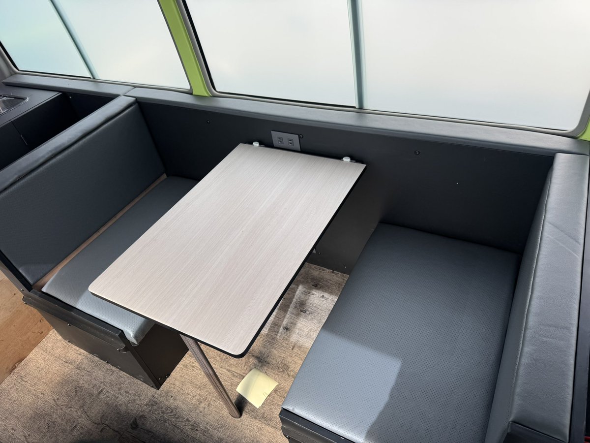 FJY_Moving_Base's tweet photo. 弊社のバスを入れ替えのため売却します！
キャンピングカー用に製作しておりましたが、時間が捻出できず力尽きてしまいました、、

リアはラゲッジにしようとしてほぼ何も載ってません。
元々は緑色の銀行の移動事務所バスでした。ラッピングしております。
電源設備はほぼついておりませんが、別途承ることはできます。
アウトリガーがついているので車体は安定させることができます。
エアサスついてて、生きてます。
8ナンバー事務室車登録、ガソリン車です。
車検切れています。
11万キロいかないくらいの走行距離です。
スタッドレス夏タイヤあります。

現状80万円です。値段交渉も受け付けます！
#車売ります