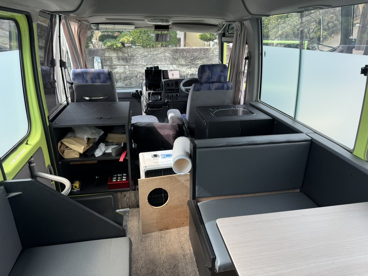 FJY_Moving_Base's tweet photo. 弊社のバスを入れ替えのため売却します！
キャンピングカー用に製作しておりましたが、時間が捻出できず力尽きてしまいました、、

リアはラゲッジにしようとしてほぼ何も載ってません。
元々は緑色の銀行の移動事務所バスでした。ラッピングしております。
電源設備はほぼついておりませんが、別途承ることはできます。
アウトリガーがついているので車体は安定させることができます。
エアサスついてて、生きてます。
8ナンバー事務室車登録、ガソリン車です。
車検切れています。
11万キロいかないくらいの走行距離です。
スタッドレス夏タイヤあります。

現状80万円です。値段交渉も受け付けます！
#車売ります