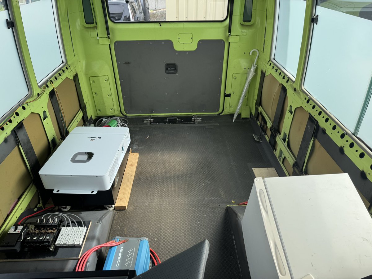 FJY_Moving_Base's tweet photo. 弊社のバスを入れ替えのため売却します！
キャンピングカー用に製作しておりましたが、時間が捻出できず力尽きてしまいました、、

リアはラゲッジにしようとしてほぼ何も載ってません。
元々は緑色の銀行の移動事務所バスでした。ラッピングしております。
電源設備はほぼついておりませんが、別途承ることはできます。
アウトリガーがついているので車体は安定させることができます。
エアサスついてて、生きてます。
8ナンバー事務室車登録、ガソリン車です。
車検切れています。
11万キロいかないくらいの走行距離です。
スタッドレス夏タイヤあります。

現状80万円です。値段交渉も受け付けます！
#車売ります