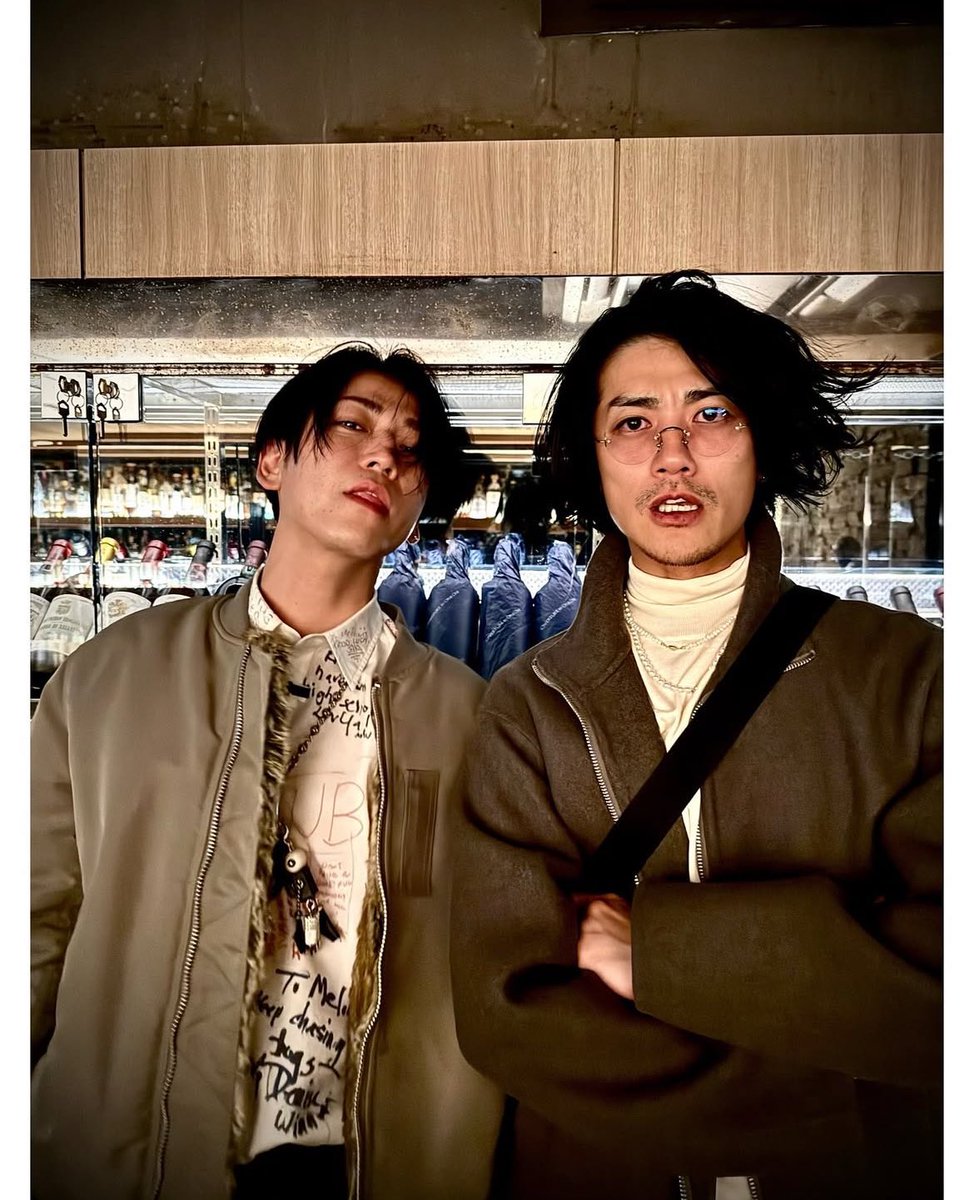 salapao_p17's tweet photo. เห็นรูปละก็ขำ คือวันนั้นอ่ะ ถ้ามัสสึไม่โพสต์รูปคู่คาเมะ จะไม่มีใครรู้เลยว่าไปเจอกัน! เพราะจินกับคาเมะโพสต์แค่รูปคู่! 555555

ตอนที่เห็นมัสสึโพสต์รูปคู่คาเมะ ใครๆก็นึกว่าแก๊งค์ออดิชั่นเข้าบ.วันที่ 8 พ.ย. นัดรวมตัว นึกว่ามีคนอื่นๆด้วย สรุปว่าไม่ใช่จ้าาา จินคาเมะแค่บังเอิญไปเจอมัสสึที่ร้านเฉยๆ เลยเหมือนต้องจำใจดื่มด้วยกันเพราะถูกมันเห็นแล้ว 555555555555 แม่งงงง ไม่เสียแรงที่นั่งเฝ้าซากเรือมาตลอด16ปี!!🤣🤣🤣

ละถ้ามัสสึอยู่เงียบๆ ถ้าคาเมะไม่ได้ไปเป็นเกสต์รายการกุรุไน่ที่มัสสึอยู่ประจำ ก็คงไม่มีใครรู้ว่าจินคาเมะตั้งใจนัดกันไปดื่มแค่ 2 คน!!! 555 กุอย่างชอบบบ บ😘