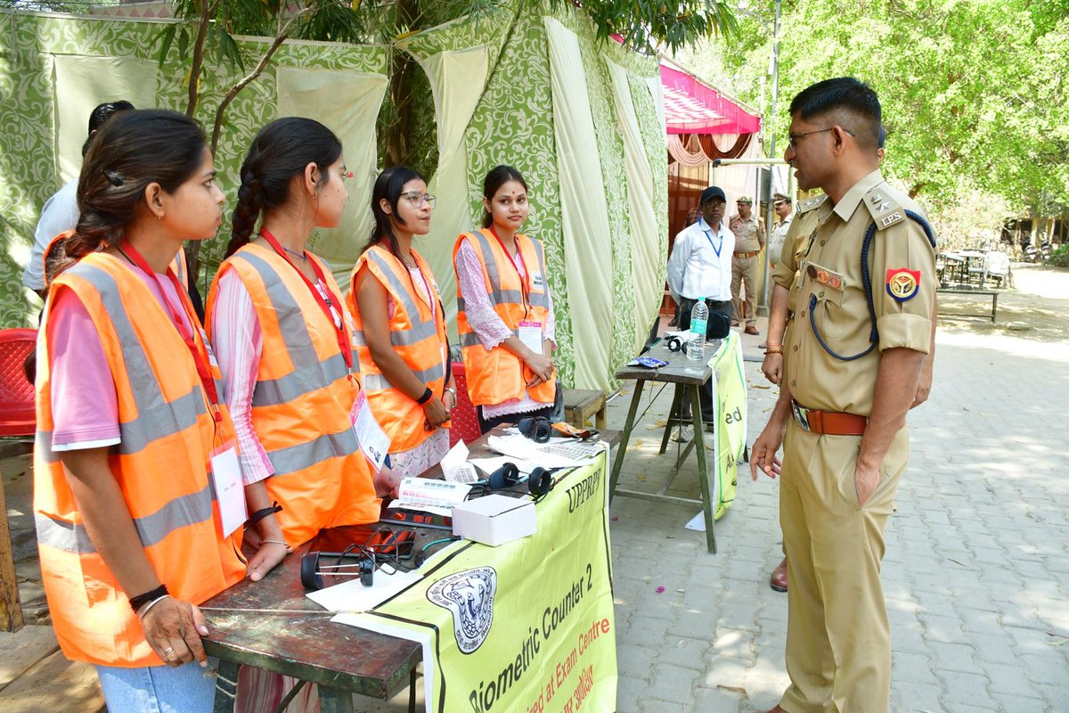 lalitpurpolice's tweet photo. #DMLTP श्री सत्य प्रकाश व #SPLTP @IPSMdMustaque द्वारा उ0नि0 भर्ती परीक्षा के दौरान परीक्षा केन्द्र पी0एन0 इंटर कालेज का भ्रमण कर सुरक्षा व्यवस्था का जायजा लिया गया तथा ड्यूटी में लगे अधि0/कर्म0गण व पुलिस बल को आवश्यक दिशा-निर्देश दिए गए । @Uppolice @adgzonekanpur @rangejhansi https://t.co/0FmG0KGV31