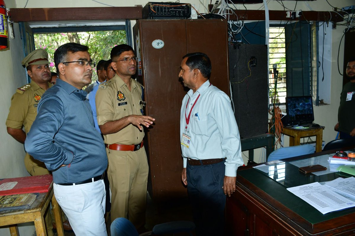 lalitpurpolice's tweet photo. #DMLTP श्री सत्य प्रकाश व #SPLTP @IPSMdMustaque द्वारा उ0नि0 भर्ती परीक्षा के दौरान परीक्षा केन्द्र पी0एन0 इंटर कालेज का भ्रमण कर सुरक्षा व्यवस्था का जायजा लिया गया तथा ड्यूटी में लगे अधि0/कर्म0गण व पुलिस बल को आवश्यक दिशा-निर्देश दिए गए । @Uppolice @adgzonekanpur @rangejhansi https://t.co/0FmG0KGV31
