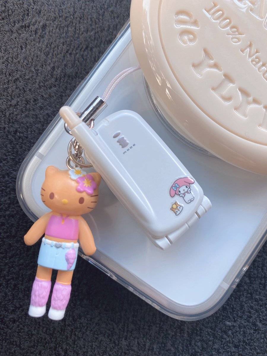 dio96_69's tweet photo. 本日のiPhone
ガラケーコレクション 幻のガチャすぎてテンション高いです ゆーきゃんお誕生日おめでとうを添えて
#ダイアン #ガチャ活 #岸大介 https://t.co/SzWWcYQxSB