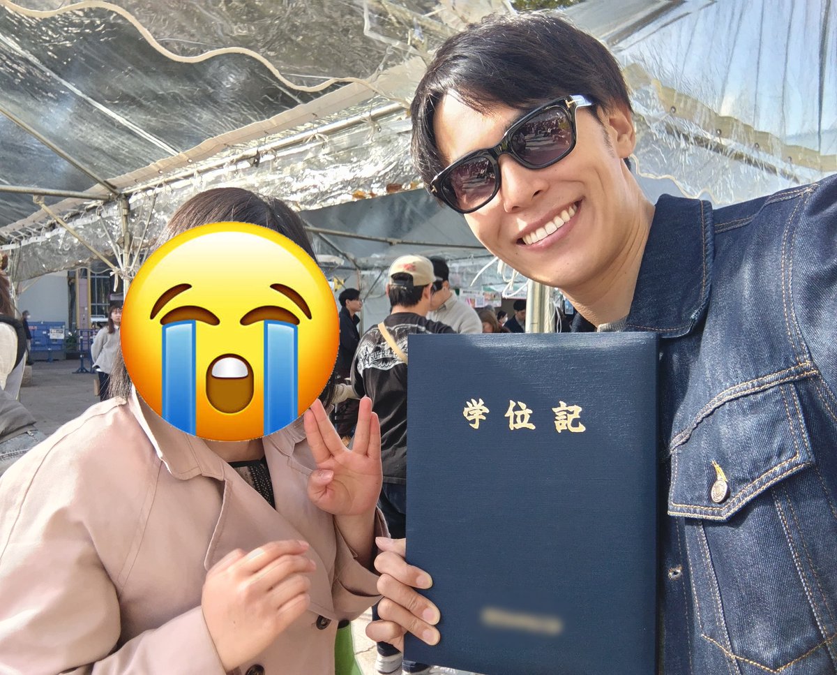 miyacha1529055's tweet photo. レポ（？）
私『お願いします！』
りょうくん『ありがとー！』
私『あの、よかったら卒業おめでとうって言って欲しいです…！』
りょうくん『なんの？』
私『今日大学の卒業式だったんです！（学位記を見せる）』
りょうくん『○○大学？（スっと学位記を手に取る）』
私『？！』
⬇（続く） https://t.co/iDrWelltqU