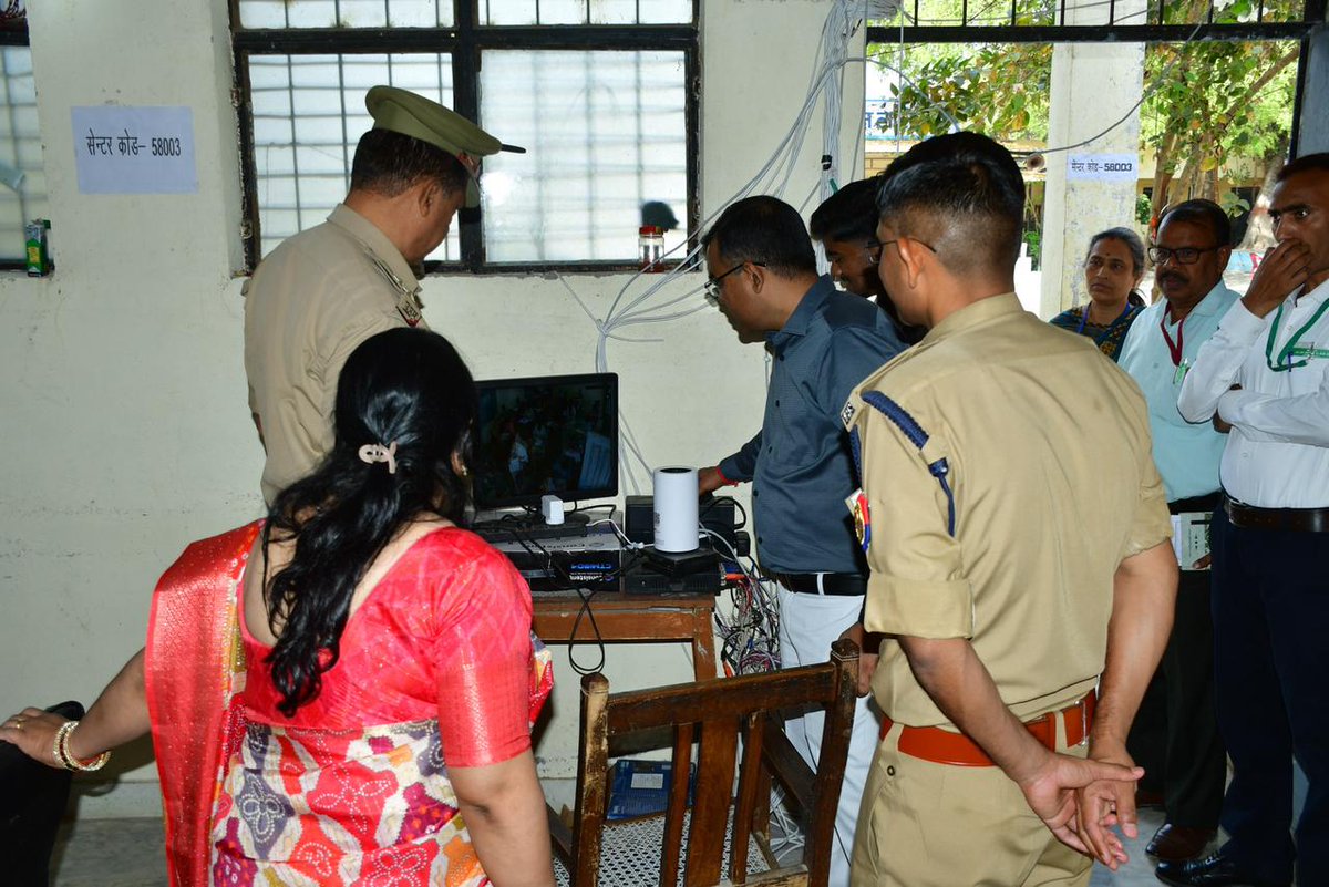 lalitpurpolice's tweet photo. #DMLTP श्री सत्य प्रकाश व #SPLTP @IPSMdMustaque द्वारा उ0नि0 भर्ती परीक्षा के दौरान परीक्षा केन्द्र नगर पालिका इंटर कालेज का भ्रमण कर सुरक्षा व्यवस्था का जायजा लिया गया तथा ड्यूटी में लगे अधि0/कर्म0गण व पुलिस बल को आवश्यक दिशा-निर्देश दिए गए । @Uppolice @adgzonekanpur https://t.co/IaKeh7MpQU